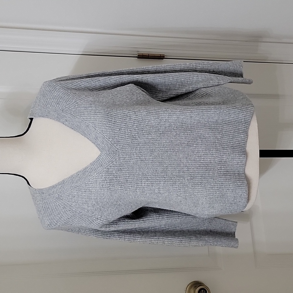 Old Navy Size XS Petite Gray Pullover Sweater, Long Sleeve, V Neck, EUC